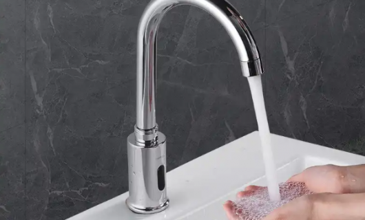 “挥手即出水”：无接触式厨房感应龙头引领后疫情时代卫生革命